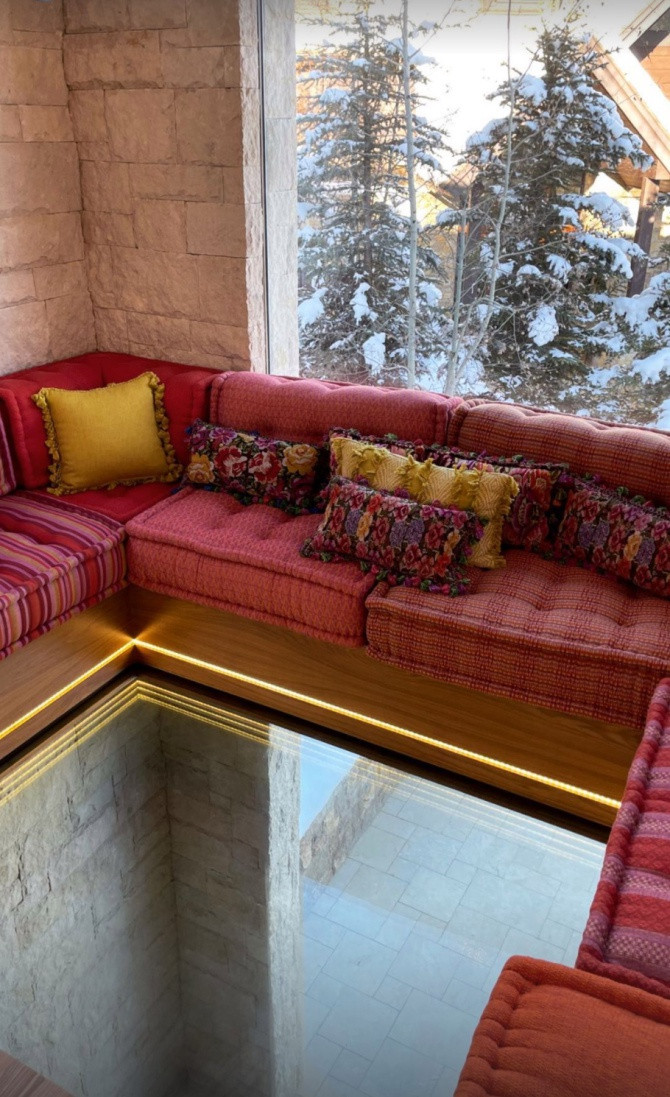 Một số phòng khác được lót bằng thủy tinh nguyên khối để giúp gia chủ dễ dàng quan sát không gian phía dưới ngôi nhà.