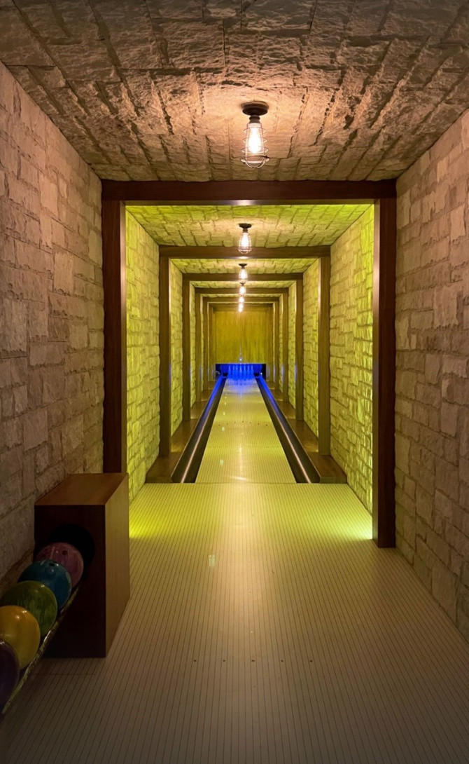 Diện tích căn hộ phải lên đến hàng nghìn m2. Trong đó, chủ sở hữu xây dựng riêng một phòng để chơi bowling. Ngoài ra còn có quầy bar, phòng bia, phòng chơi game và nhiều phòng chức năng khác. Bên ngoài là một thác nước nhân tạo - nơi Kylie Jenner chụp ảnh với bikini - bất chấp tiết trời lạnh lẽo.