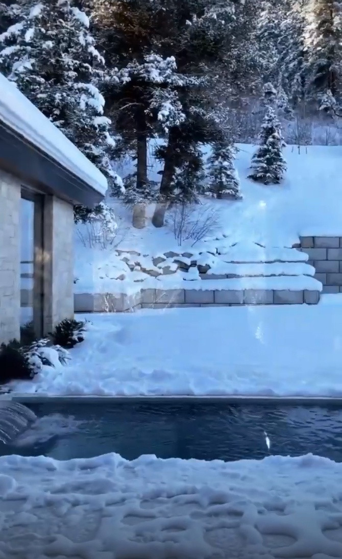 Kylie Jenner cùng Travis Scott, con gái Stormi Webster, chị gái Kendall Jenner và mẹ Kris Jenner đón năm mới ở Aspen (bang Colorado, Mỹ). Tờ The Sun đưa tin gia đình bà chủ Kylie Cosmetics nghỉ dưỡng trong dinh thự 75 triệu USD được bao phủ bởi tuyết trắng xóa.