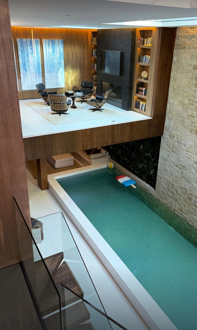 Trong nhà có bể bơi nhỏ dành riêng cho trẻ em. Màu sắc từng gian phòng được thay đổi theo ý muốn của gia chủ. Từ trước đến nay, Kylie Jenner không ngần ngại khoe khối tài sản kếch xù và những sở thích xa hoa của gia đình.