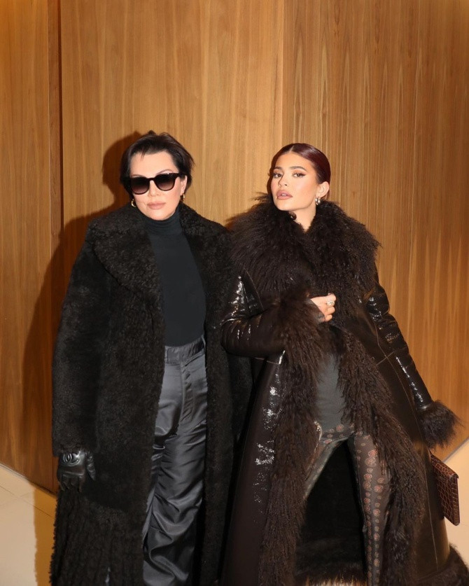 Kylie Jenner đưa mẹ đi du lịch khắp nơi trên thế giới. Từ khi sáng lập Kylie Cosmetics, em gái Kim luôn có sự trợ giúp đắc lực từ bà Kris Jenner trong việc quản lý kinh doanh.