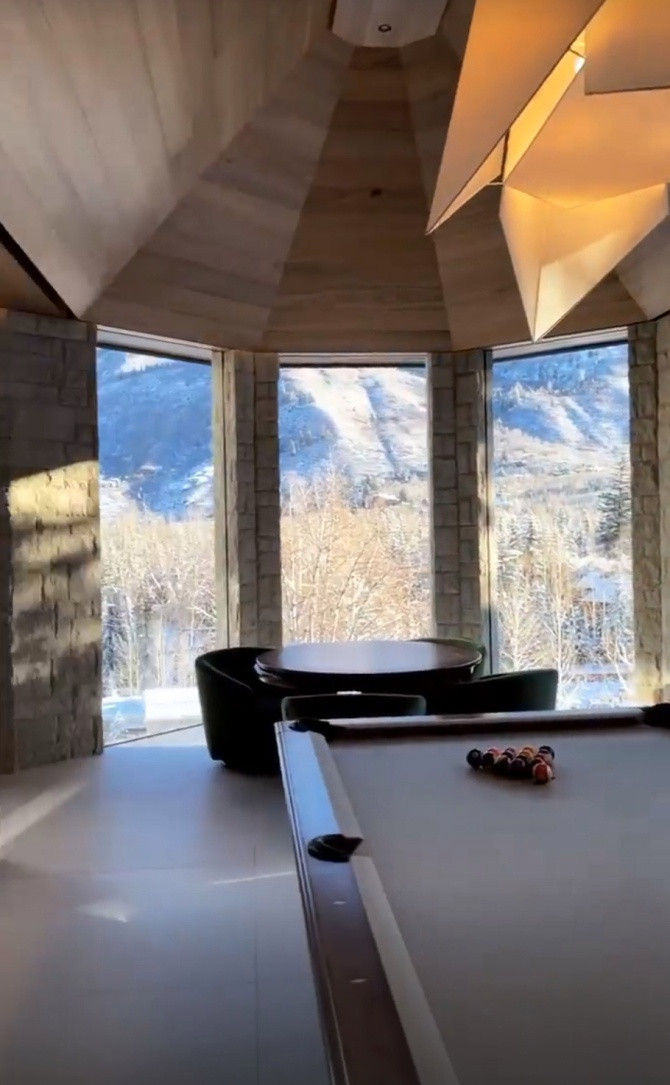 Dinh thự có thiết kế bán cổ điển được lót bằng gỗ và đá cẩm thạch. Từ bên trong có thể nhìn ra khung cảnh núi rừng hùng vĩ bằng cửa kính lớn, nhất là vào những mùa cuối năm có tuyết phủ dày đặc.