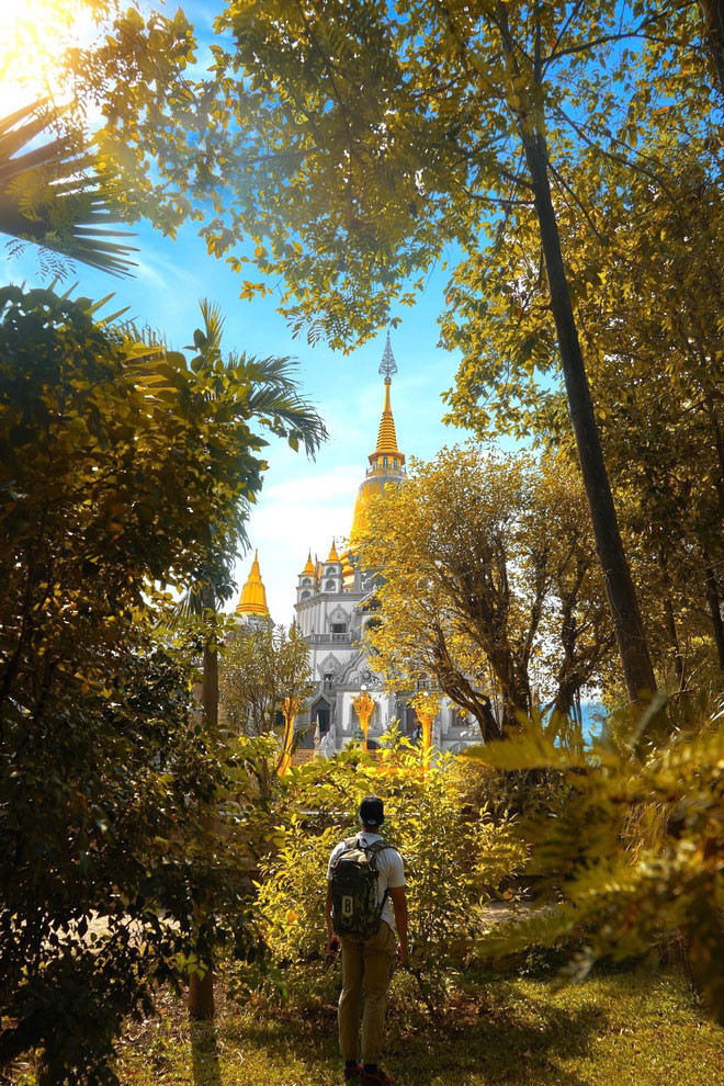 Chùa Trấn Quốc (Hà Nội) và chùa Bửu Long (TP.HCM) được trang National Geographic bình chọn vào top những ngôi chùa có thiết kế đẹp nhất thế giới. Đây không chỉ là những điểm du lịch tâm linh mang đến cho du khách cảm giác an nhiên, thanh tịnh mà còn thu hút bởi nhiều góc check-in độc đáo. Ảnh: Dimotngaydang 