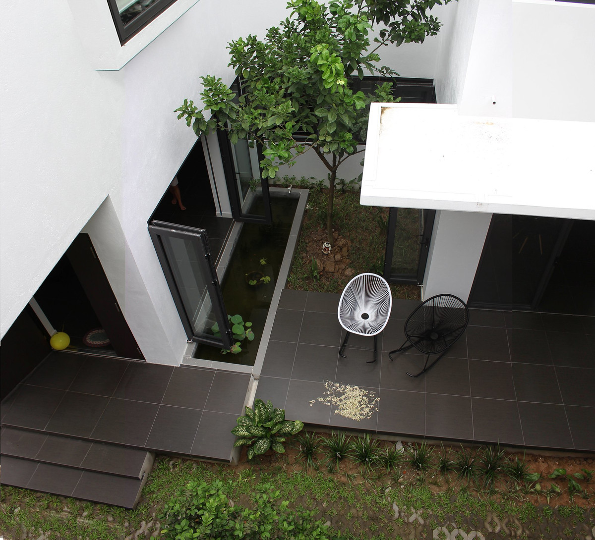 Ngan ngo truoc khu vuon bi mat trong ngoi nha mau trang o Hai Phong-Hinh-8