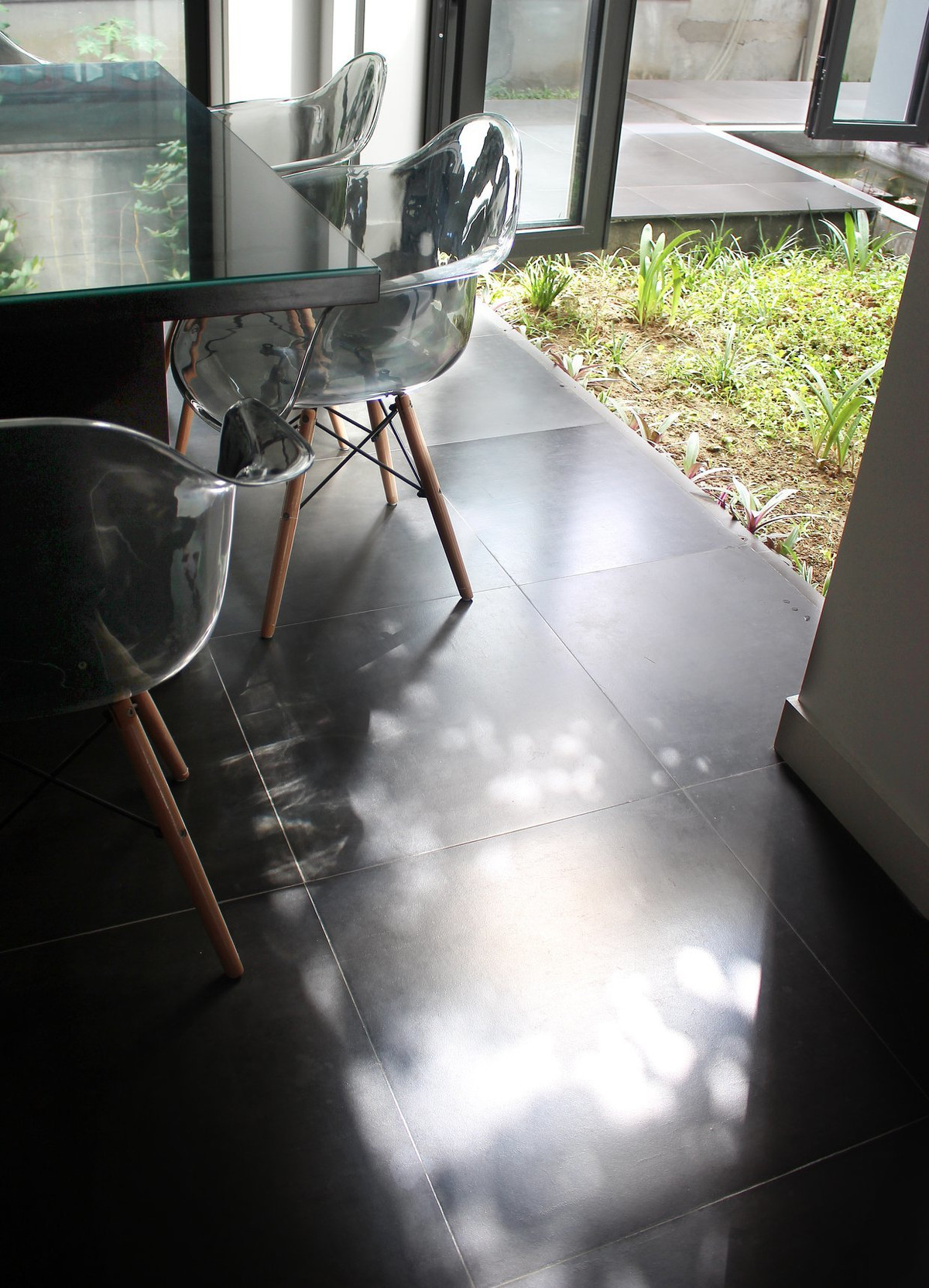 Ngan ngo truoc khu vuon bi mat trong ngoi nha mau trang o Hai Phong-Hinh-14