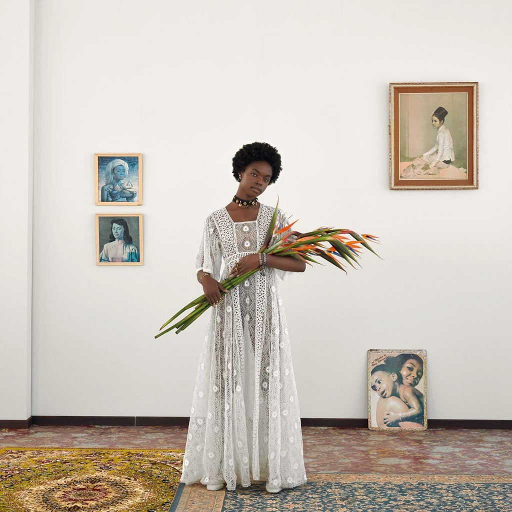 Nhiếp ảnh gia Jodi Bieber chia sẻ: “Hình ảnh cho cuốn Her Dior muốn thách thức những định kiến. Tôi đã chọn trang phục không liên quan đến bất kỳ nền văn hóa cụ thể nào. Tôi cũng muốn gợi ý một chút về địa điểm bằng cách kết hợp những bông hoa bản địa từ các tác phẩm nghệ thuật Nam Phi mà tôi bắt gặp trên tường của nhiều ngôi nhà địa phương. Trong văn hóa châu Phi, ngày càng có nhiều phụ nữ để tóc tự nhiên thay vì tóc giả như trước, vì vậy tôi muốn tôn vinh vẻ tự nhiên này”. Ảnh: Jodi Bieber/Dior.