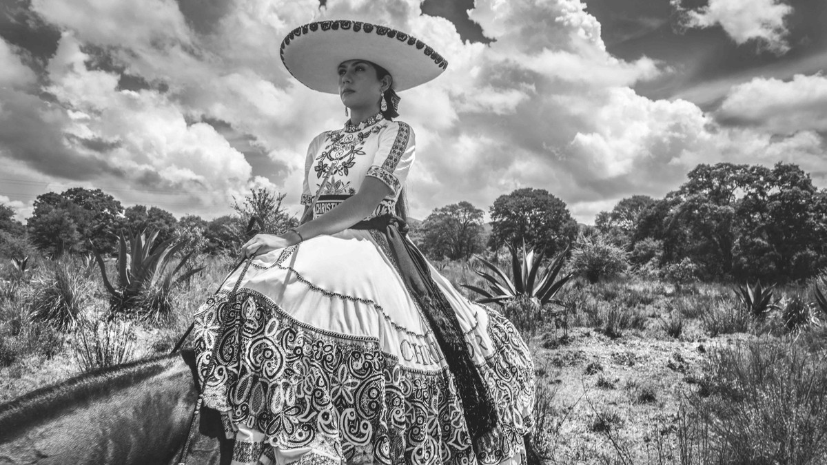 Kể từ khi được bổ nhiệm làm nữ giám đốc sáng tạo đầu tiên của Dior vào năm 2016, Chiuri đã tìm cách khôi phục câu chuyện về nhà mốt thời trang cao cấp 74 tuổi bằng cách tạo ra thời trang dành cho phụ nữ và truyền tải bởi phụ nữ. Ảnh: Maya Goded/ Her Dior.