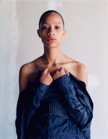 Nữ nhiếp ảnh gia Zoë Ghertner bày tỏ: “[Người mẫu Mỹ] Selena Forrest và tôi có một mối quan hệ hợp tác từ lâu và tôi muốn khám phá khía cạnh mới của cô ấy qua bức ảnh này, thể hiện một điều gì đó nhẹ nhàng và tinh tế hơn, với một sắc màu xanh lam đậm”. Ảnh: Zoë Ghertner/ Her Dior.