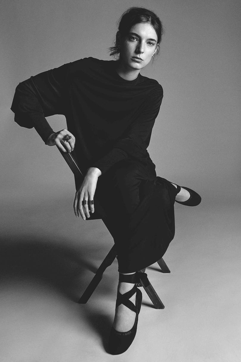 “Tôi chọn các nhiếp ảnh gia nữ vì tôi muốn những ‘góc nhìn phụ nữ’ có khả năng phản chiếu ánh nhìn của một người phụ nữ khác và thể hiện được vẻ đẹp của điều đó… Các nhiếp ảnh gia cũng hiểu rằng thời trang có thể là một công cụ để thách thức những khuôn mẫu”, Chiuri giải thích về nguồn cảm hứng cho ra đời cuốn sách của chính bà. Ảnh: Vanina Sorrenti/ Her Dior.