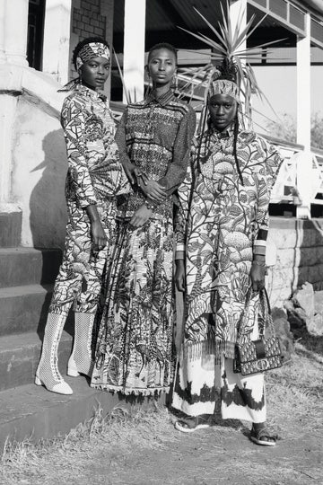 Nhiếp ảnh gia Sarah Waiswa bày tỏ: “Tôi được truyền cảm hứng rất nhiều từ những bậc thầy nhiếp ảnh studio cũ của Châu Phi như Malick Sidibé và Seydou Keïta. Tôi muốn kết hợp cả quá khứ và hiện tại, vừa tạo ra cảm giác hoài cổ nhưng cũng thể hiện vẻ đẹp rực rỡ”. Ảnh: Sarah Waiswa/ Her Dior.