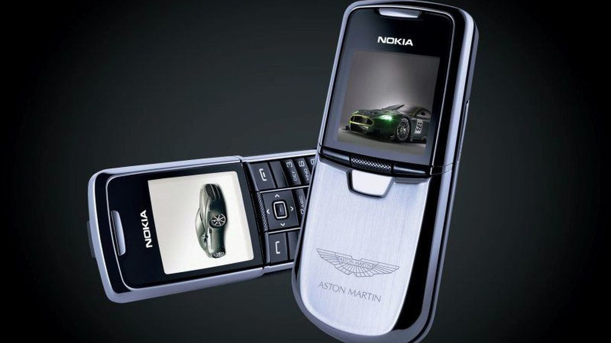 Năm 2006, Nokia và Aston Martin đã hợp tác ra mắt Nokia 8800 Aston Martin Edition. Đây là phiên bản Nokia 8800 với mặt lưng thép không gỉ, logo Aston Martin được khắc laser. Bên trong điện thoại cài sẵn nhạc chuông ghi âm từ động cơ V8, màn hình chờ chứa nút khởi động xe đặc trưng của Aston Martin, một số hình nền độc quyền và đoạn phim ngắn lưu trong bộ nhớ. Giá của thiết bị tại thời điểm ra mắt là 1.400 USD. Ảnh: Nokia.