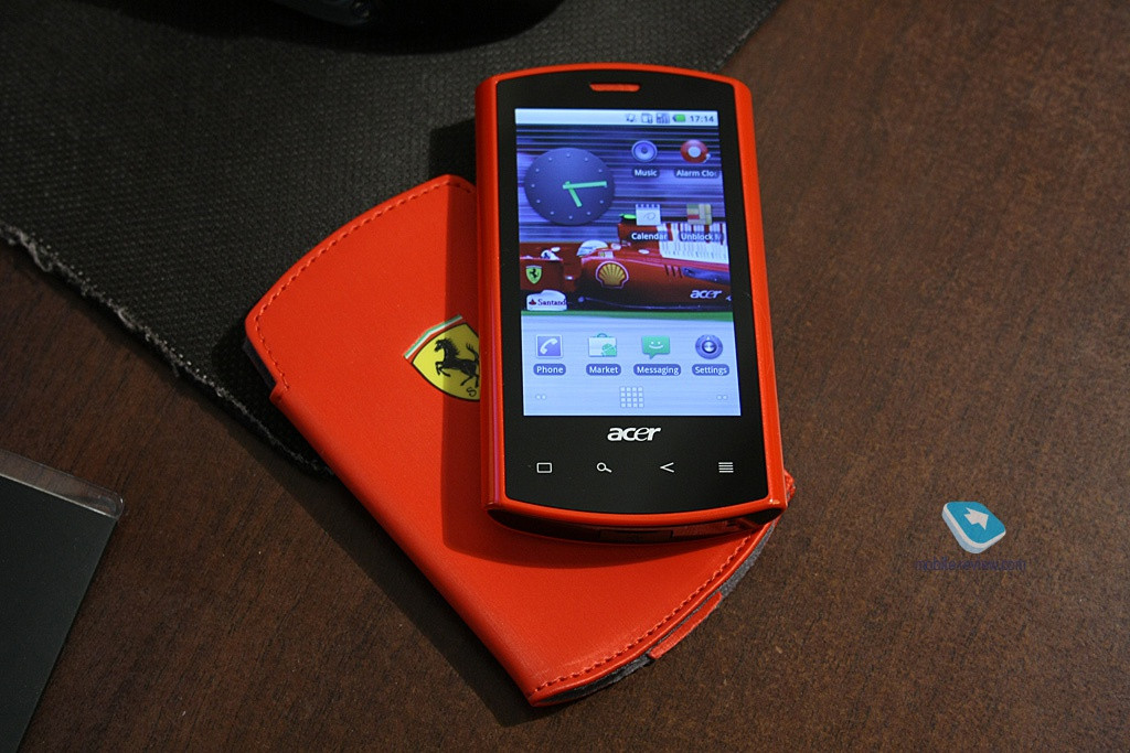 Năm 2010, Acer và Ferrari đã hợp tác ra mắt phiên bản đặc biệt của Liquid E, mẫu smartphone chạy Android 2.1 với mặt lưng đỏ gắn logo Ferrari, giao diện và hình nền độc quyền. Hãng còn tặng kèm bao da chống sốc, tai nghe Bluetooth gắn logo Ferrari. Thiết bị có giá khoảng 500 USD, chỉ 200.000 chiếc được sản xuất. Ảnh: Mobile-review.com.