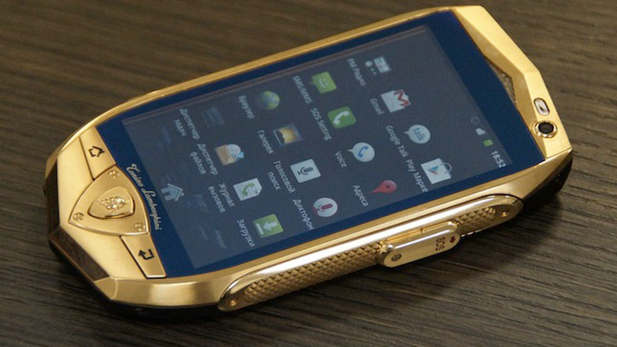 Năm 2012, hãng xe Lamborghini giới thiệu 3 chiếc điện thoại Spyder. Đây là tên dòng xe mui trần thể thao của Lamborghini. Theo GSMArena, TL700 Spyder là chiếc smartphone chạy Android 2.3 với màn hình 4,7 inch, bộ nhớ trong 4 GB và pin 1.400 mAh. Khung máy được mạ vàng, màn hình phủ kính sapphire còn mặt lưng làm từ da cá sấu. Thiết bị được bán tại Nga với giá khoảng 2.780 USD. Ảnh: mail.ru.