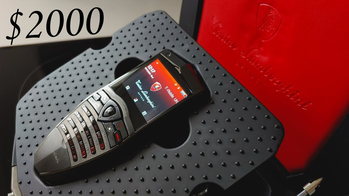 Trong khi đó, TL688 Spyder (ảnh) và TL820 Spyder 2 là các mẫu điện thoại cơ bản. TL688 có màn hình 2 inch, camera 3 MP trong khi TL820 sử dụng màn hình 2,4 inch và camera 5 MP. Cả 2 có thân mạ vàng, mặt lưng da cá sấu, giá bán lần lượt khoảng 800 USD và 1.090 USD. Ảnh: GalaxiaMovil.