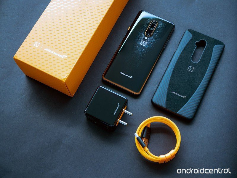 OnePlus từng hợp tác với hãng xe McLaren để ra mắt OnePlus 7T Pro McLaren với mặt lưng điểm thêm màu cam, họa tiết lấy cảm hứng từ siêu xe Speedtail. Thiết bị có dung lượng RAM tăng từ 8 GB lên 12 GB, hộp đựng thiết kế đặc biệt, kèm ốp lưng in logo McLaren và cáp màu cam. Giá của thiết bị khi ra mắt khoảng 900 USD. Ảnh: Android Central.
