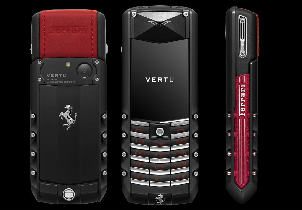 Là sự kết hợp giữa 2 thương hiệu cao cấp, Vertu Ascent Ferrari GT có vỏ ngoài làm bằng titan rèn, các chi tiết bọc da đen và đỏ được may thủ công, loại da tương tự trong nội thất xe của Ferrari. Mặt lưng thiết bị có chất liệu ceramic, dàn phím bấm làm từ thép không gỉ. Những tính năng còn lại của máy gồm màn hình 2 inch phủ sapphire, camera 5 MP và loa stereo. Có rất ít thiết bị được sản xuất và bán ra thị trường. Ảnh: Vertu.