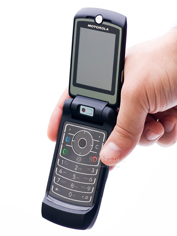  Motorola RAZR maxx V6 Ferrari lên kệ năm 2007 nhưng đã hết hàng từ trước. Thiết bị có giá 525 USD và khá giống RAZR V6 thông thường. Những điểm khác biệt trên phiên bản này gồm logo chú ngựa đen được gắn ở nắp ngoài, chữ Ferrari in trên mặt lưng và một số hình nền cài sẵn. Tuy nhiên, thiết bị vẫn nổi bật với thiết kế mỏng nhẹ, bàn phím đèn nền xanh đặc trưng của dòng RAZR. Ảnh: Softpedia.