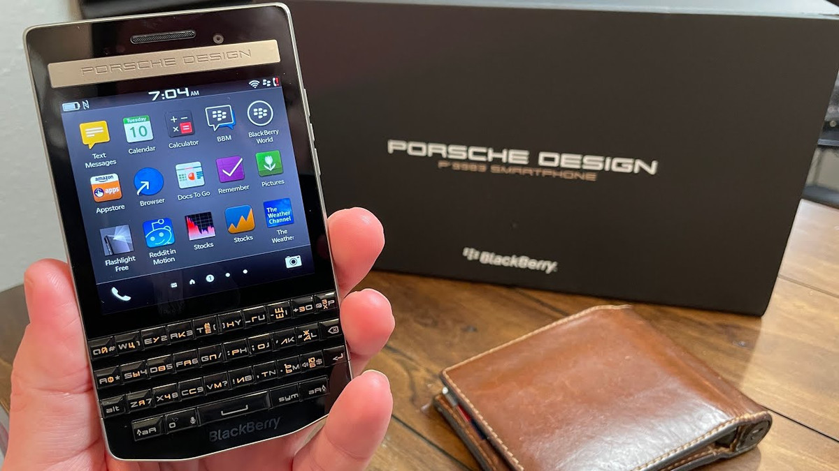 Năm 2013, BlackBerry trình làng Porsche Design P'9982, phiên bản tùy chỉnh của mẫu BlackBerry Z10 với vỏ thép không gỉ, mặt lưng bọc da cá sấu. Chiếc BlackBerry Q10 xuất hiện năm 2014, chạy hệ điều hành BlackBerry 10 với bàn phím QWERTY cũng được làm lại với phiên bản Porsche Design P'9983 (ảnh). Giá bán cho những thiết bị này lần lượt là 2.400 USD và 2.000 USD. Ảnh: TechOdyssey/YouTube.