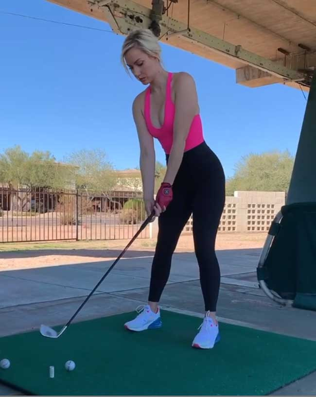 Người đẹp cũng thường diện legging với áo ôm chẽn xẻ cổ sâu hút khoe vòng 1 nóng bỏng.