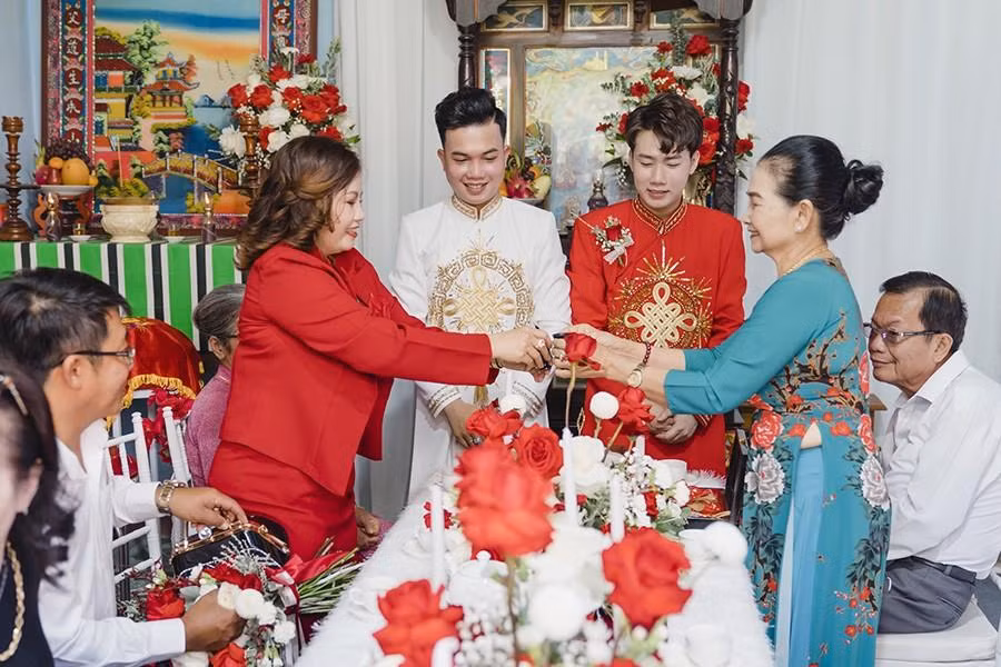 Chuyen tinh cap LGBT nam: Yeu nhau tu cu tat luc uong say-Hinh-8