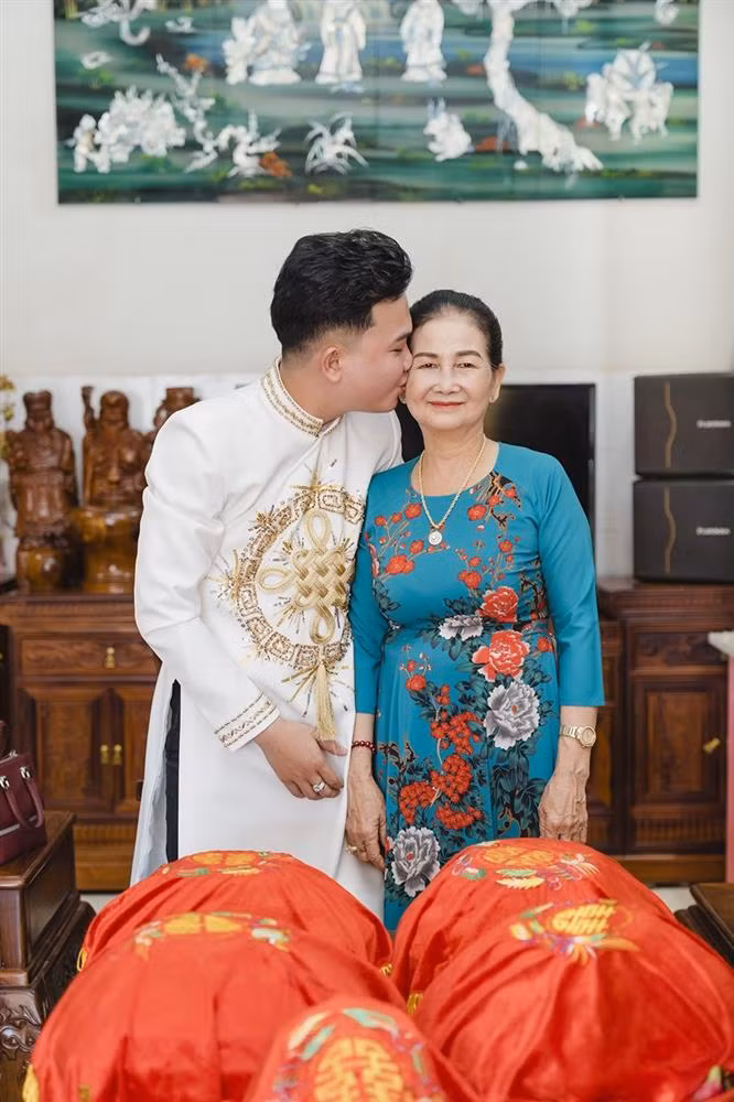 Chuyen tinh cap LGBT nam: Yeu nhau tu cu tat luc uong say-Hinh-6