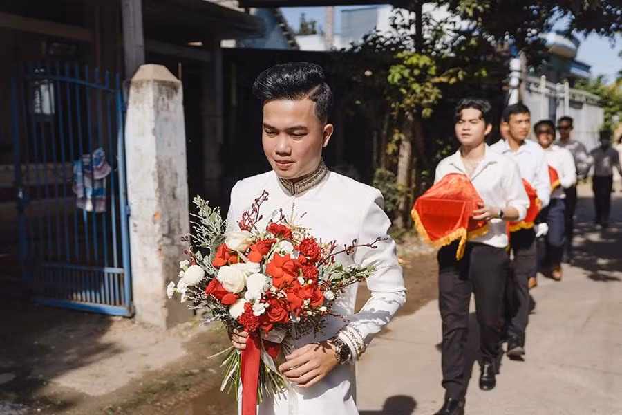 Chuyen tinh cap LGBT nam: Yeu nhau tu cu tat luc uong say-Hinh-7