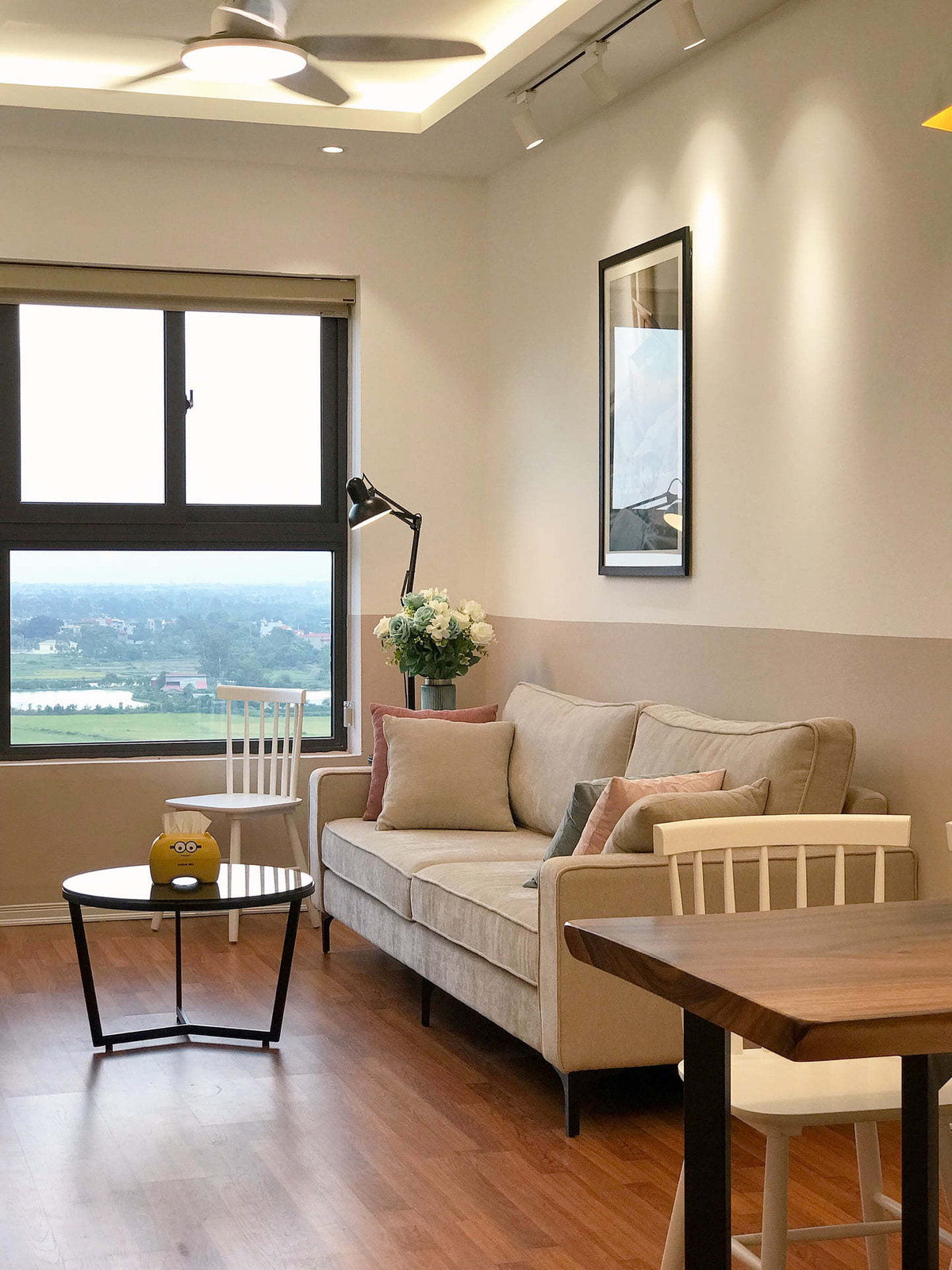 Phòng khách mang phong cách Hàn Quốc, chi tiết nhẹ nhàng, màu sắc trang nhã, bố trí gọn gàng.