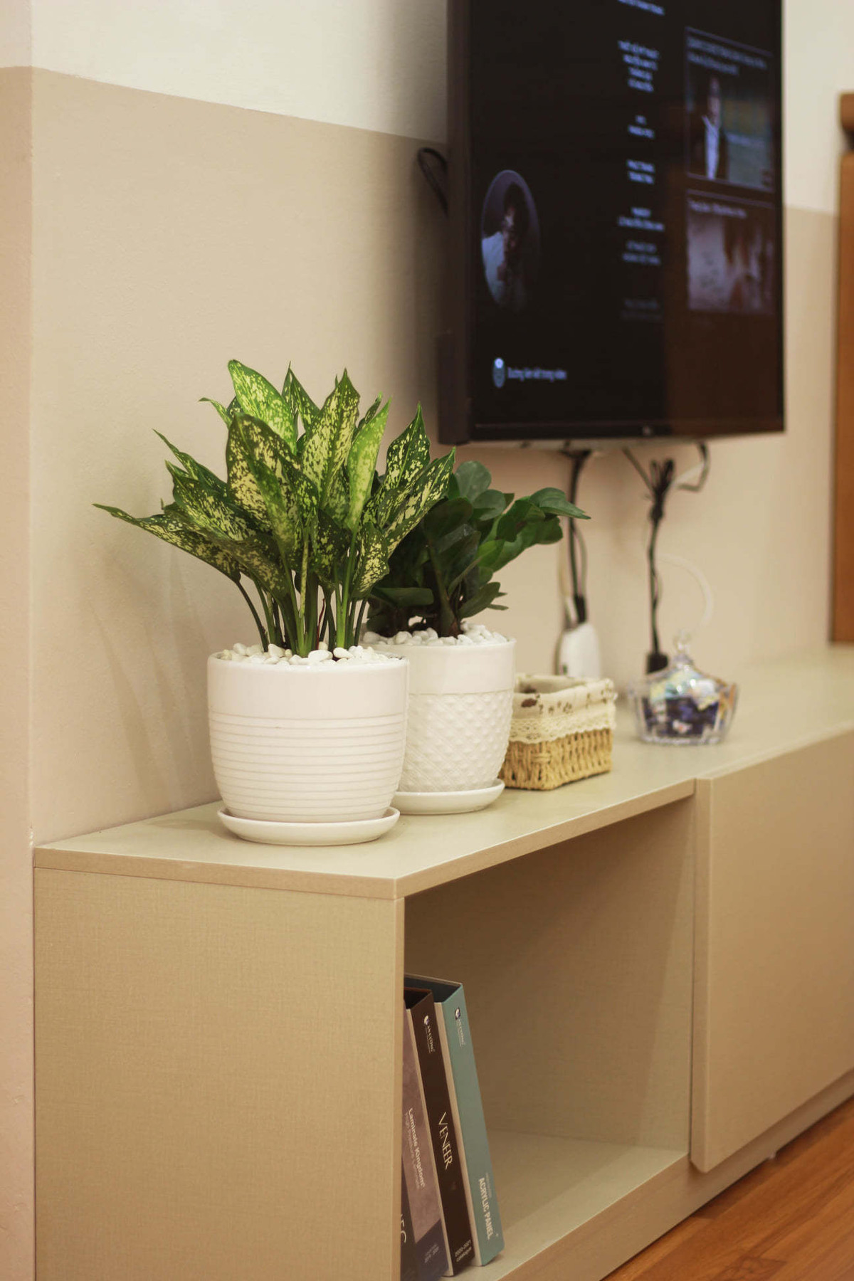 Anh Lê Hòa sử dụng mảng màu đối lập làm điểm nhấn và giúp căn hộ nổi bật hơn. Cạnh bàn ăn là tủ đựng đồ cùng tông màu với mảng tường.