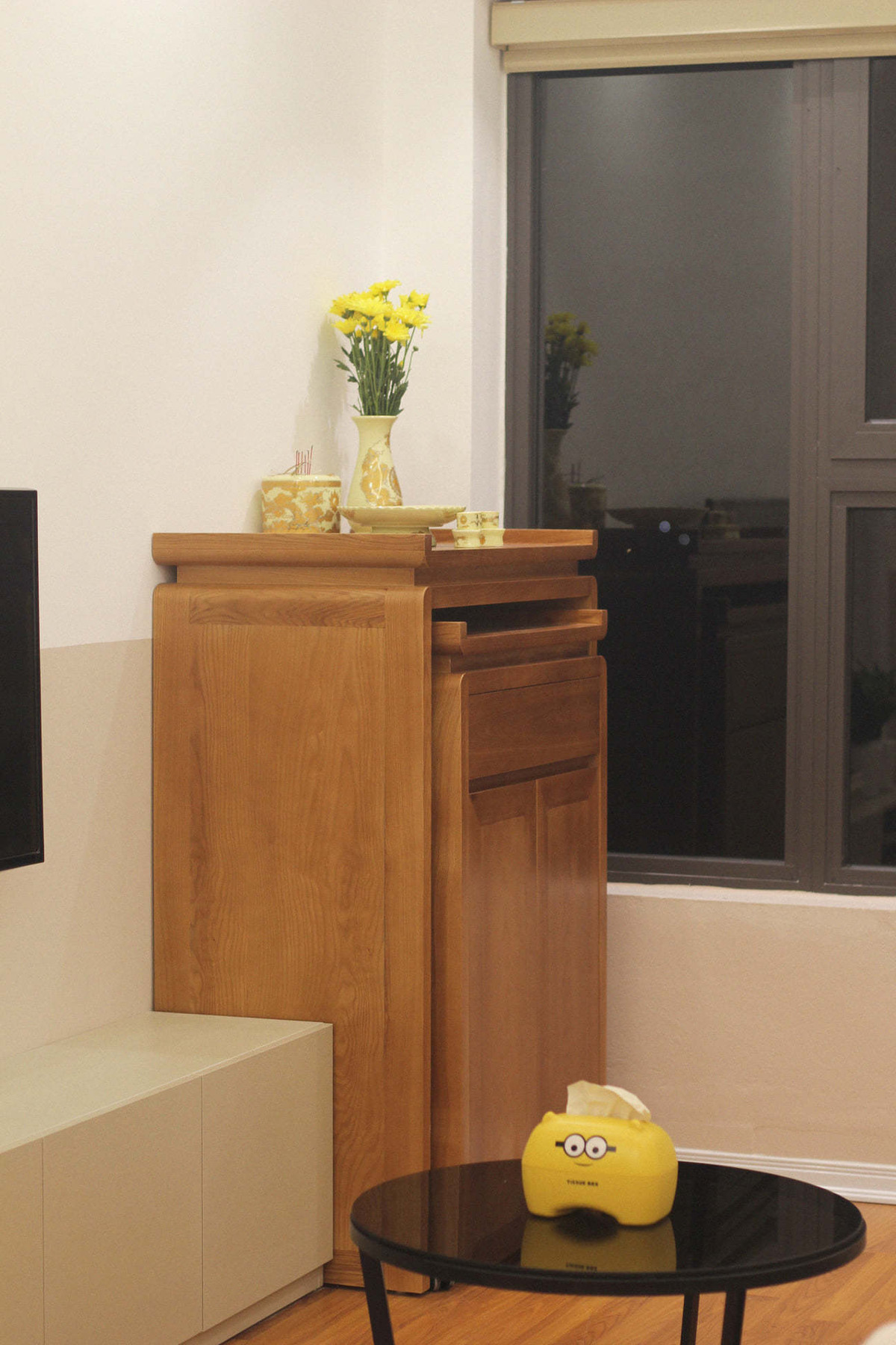 Ban thờ kết hợp tủ đựng, khi đặt mâm cúng, gia chủ chỉ cần kéo phần tủ dưới gầm ra là có nơi rộng rãi bày biện.