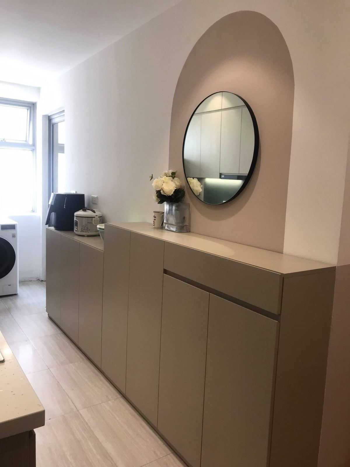 Tủ giày trang bị thêm gương để mỗi khi ra ngoài có thể ngắm vuốt, chỉnh lại trang phục.