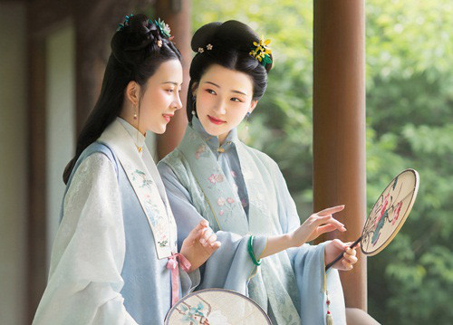 Ron nguoi nhung nhuc hinh khi phu nu thoi xua bi phat hien ngoai tinh