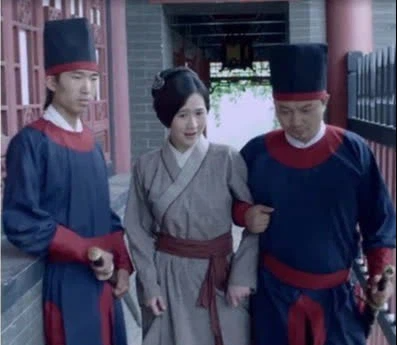 Binh lính thời cổ đại thường tranh nhau đi áp giải các nữ phạm nhân Binh linh thoi co dai thuong tranh nhau di ap giai cac nu pham nhan