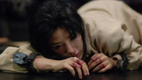 Binh lính thời cổ đại thường tranh nhau đi áp giải các nữ phạm nhân - Hình 3 Binh linh thoi co dai thuong tranh nhau di ap giai cac nu pham nhan-Hinh-3