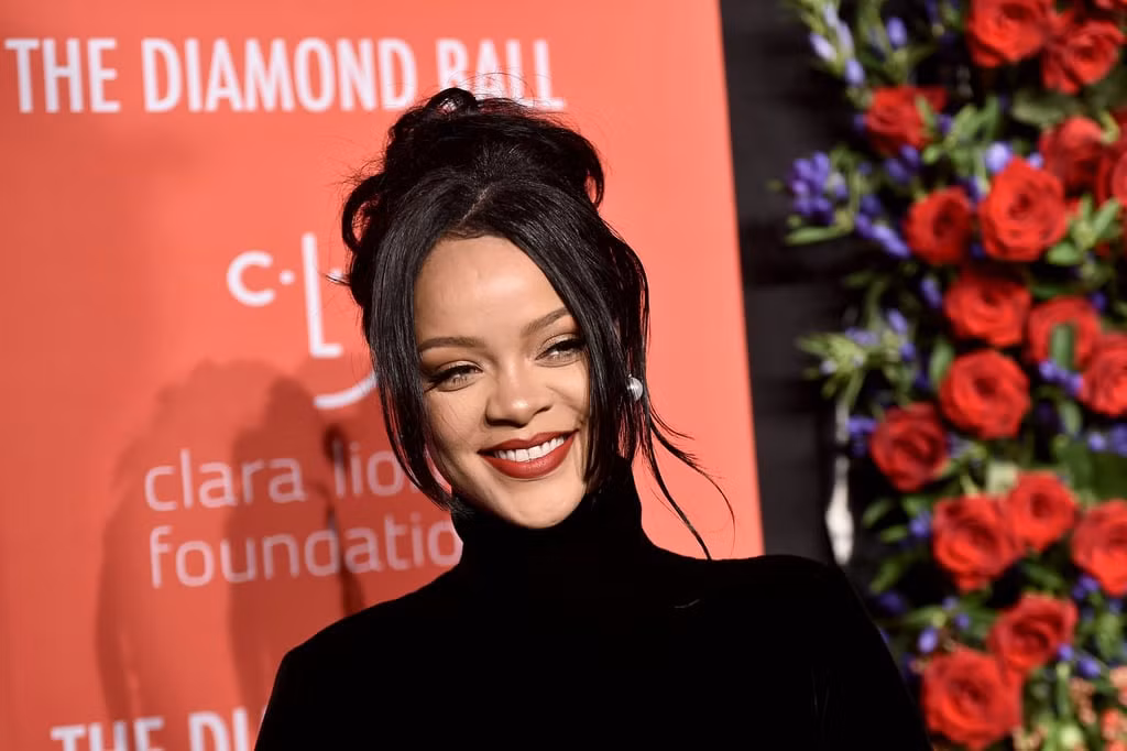 Để thực hiện bộ ảnh theo phong cách gợi cảm, Rihanna thuê trợ lý cầm chai nước và đổ khéo léo vào lưng, chân của cô. Trên thực tế, không ít ngôi sao thế giới tuyển trợ lý riêng để thực hiện công việc tương tự như vậy.