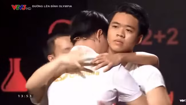 Thi sinh Olympia nga khuy xuong san khau, bat khoc nuc no vi thua cuoc-Hinh-3