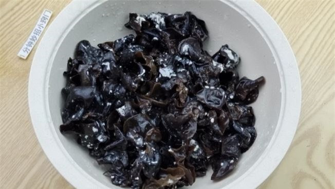 Rửa mộc nhĩ với nước nóng chẳng khác nào "nhúng" vào thuốc độc ảnh 3