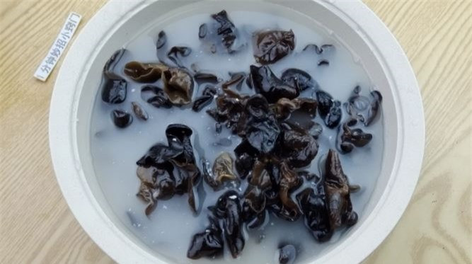 Rửa mộc nhĩ với nước nóng chẳng khác nào "nhúng" vào thuốc độc ảnh 4