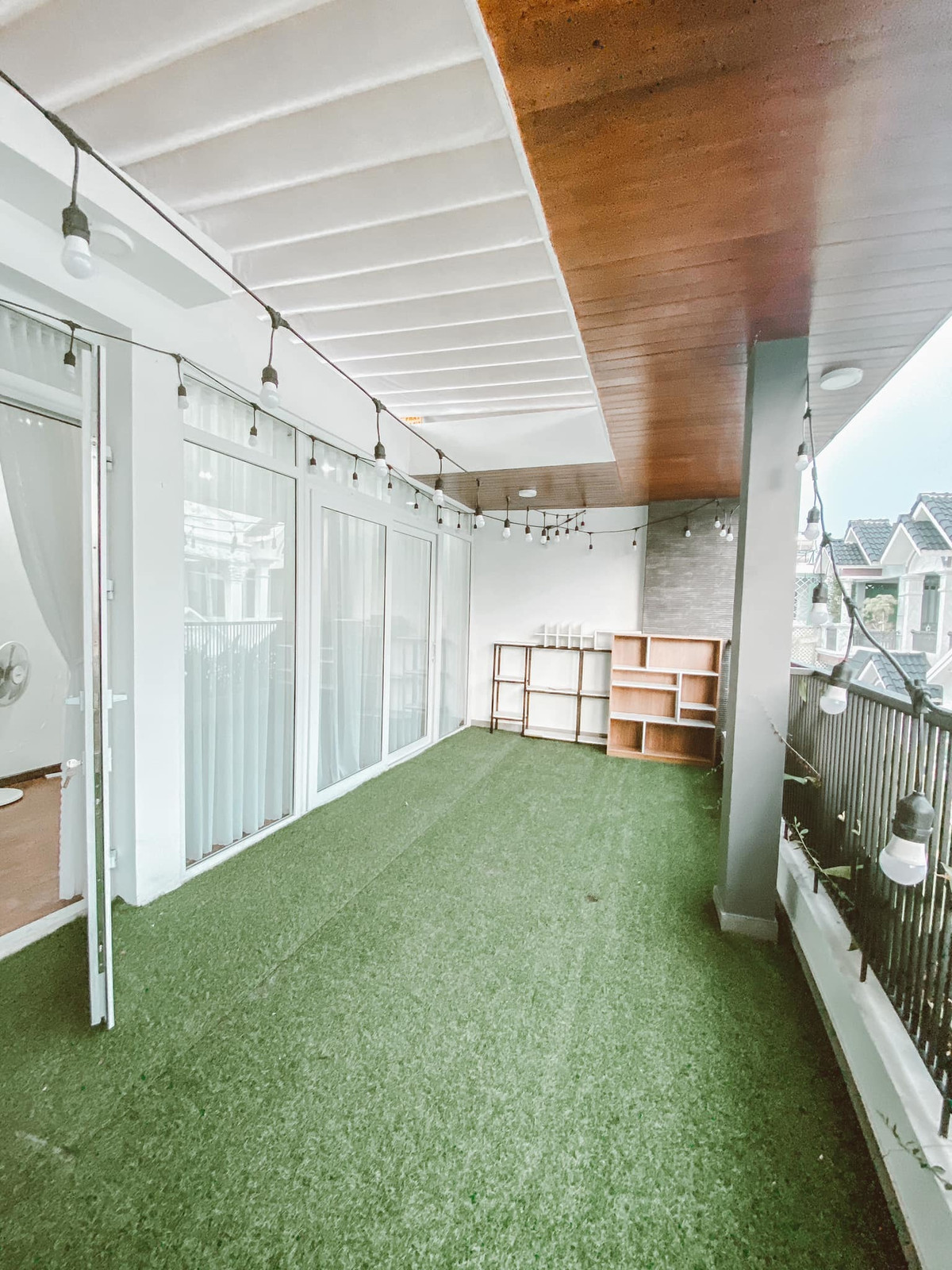 Nha dien tich 50m2 van co ho boi, vuon gac mai nho thiet ke nay-Hinh-20