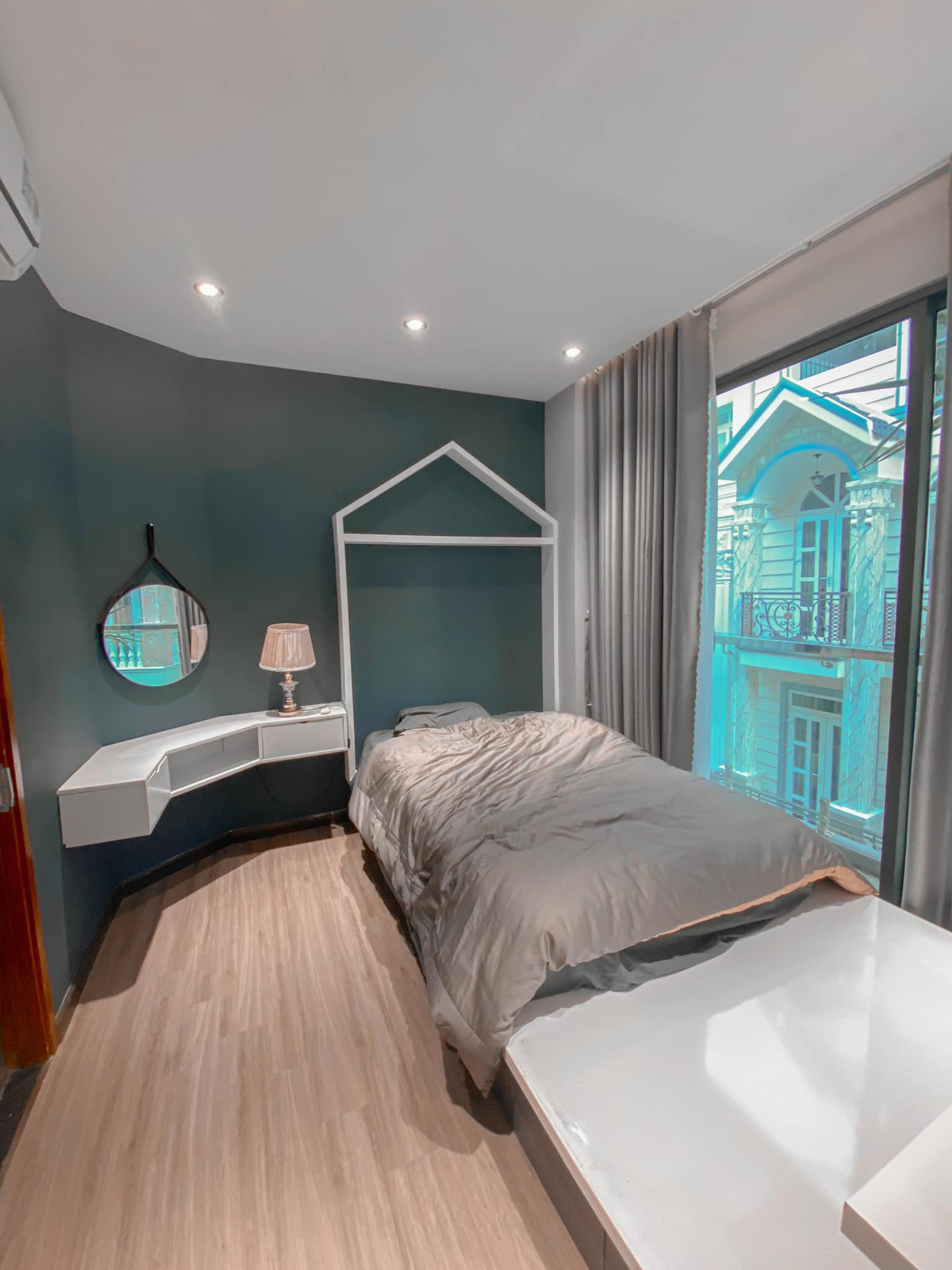 Nha dien tich 50m2 van co ho boi, vuon gac mai nho thiet ke nay-Hinh-15