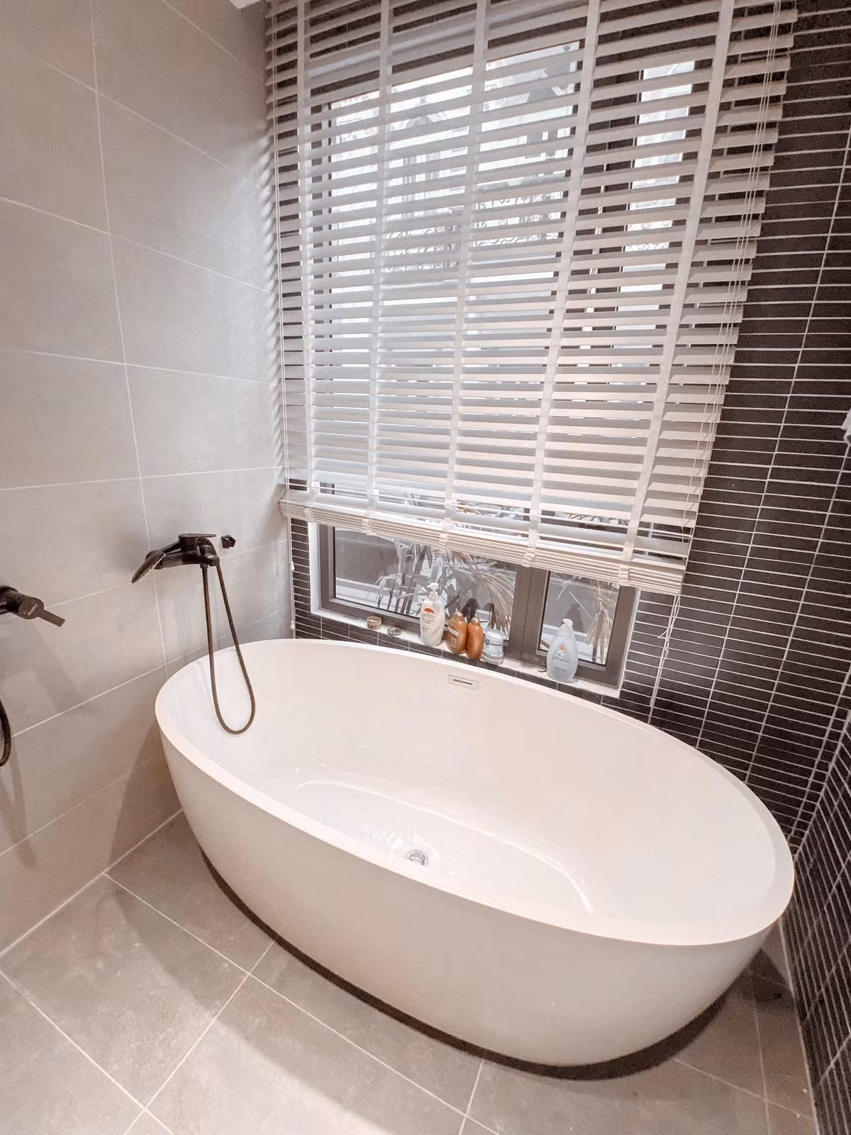 Nha dien tich 50m2 van co ho boi, vuon gac mai nho thiet ke nay-Hinh-14