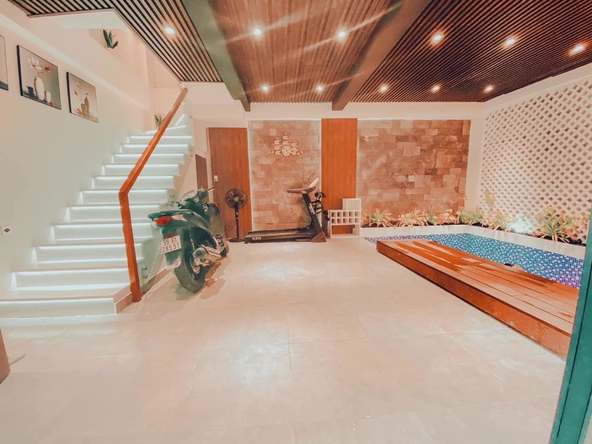 Nha dien tich 50m2 van co ho boi, vuon gac mai nho thiet ke nay-Hinh-2