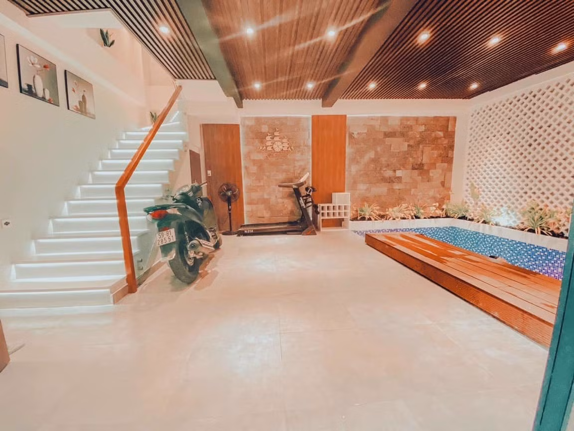 Nha dien tich 50m2 van co ho boi, vuon gac mai nho thiet ke nay-Hinh-2