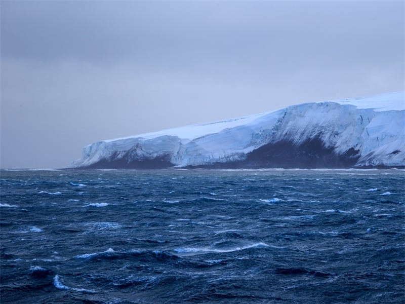 Đảo Bouvet là nơi cô lập nhất trên Trái Đất. Hòn đảo nào nằm ở Nam Đại Tây Dương và thuộc lãnh thổ của Na Uy. Sở dĩ là nơi cô lập nhất thế gian bởi địa điểm này cách xa đất liền với điểm đất liền gần hòn đảo này nhất là Queen Maud Land ở Nam Cực với khoảng cách 1.160 km. 