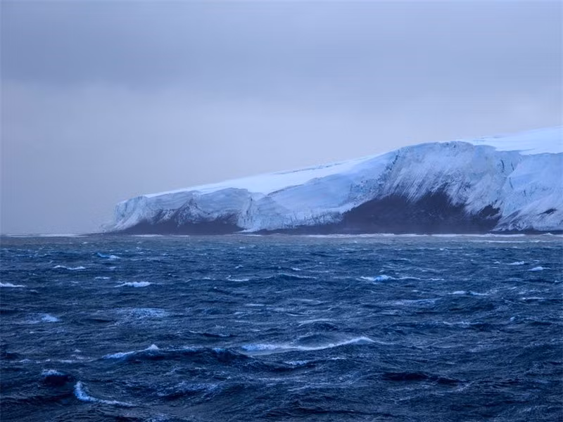 Đảo Bouvet là nơi cô lập nhất trên Trái Đất. Hòn đảo nào nằm ở Nam Đại Tây Dương và thuộc lãnh thổ của Na Uy. Sở dĩ là nơi cô lập nhất thế gian bởi địa điểm này cách xa đất liền với điểm đất liền gần hòn đảo này nhất là Queen Maud Land ở Nam Cực với khoảng cách 1.160 km. 