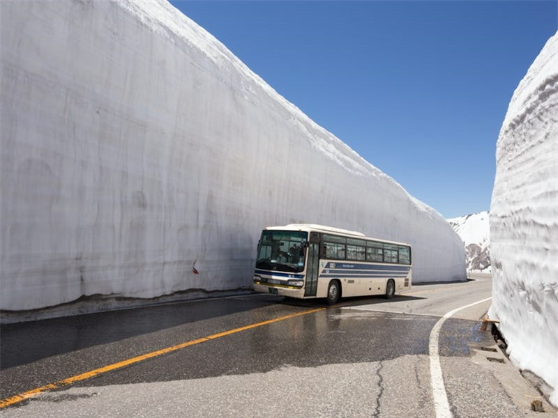 Là nơi tuyết rơi nhiều nhất trên thế giới, khi lái xe trong thành phố Aomori, Nhật Bản, đôi khi bạn có cảm giác mình đang đi giữa những dòng sông băng.