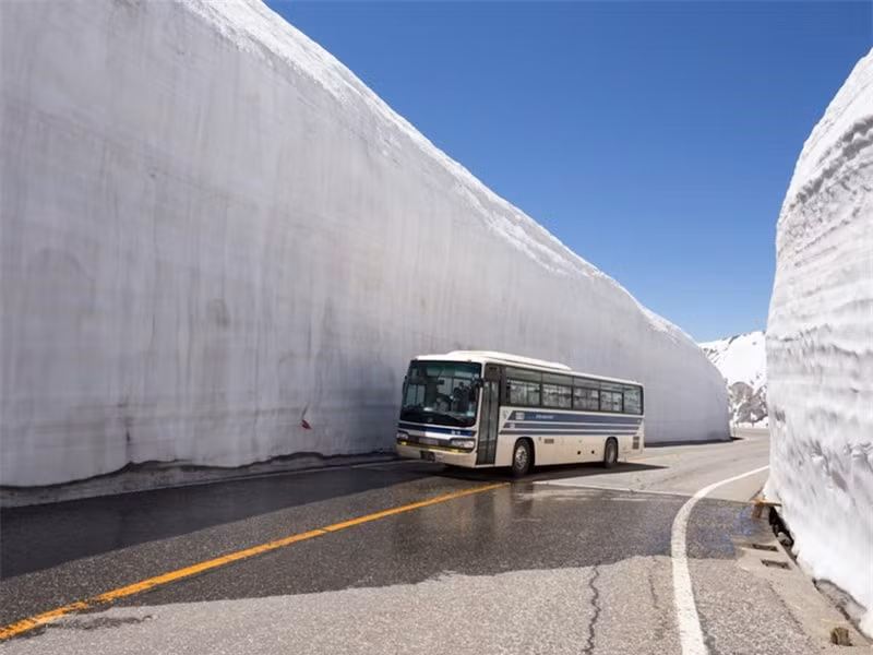 Là nơi tuyết rơi nhiều nhất trên thế giới, khi lái xe trong thành phố Aomori, Nhật Bản, đôi khi bạn có cảm giác mình đang đi giữa những dòng sông băng.
