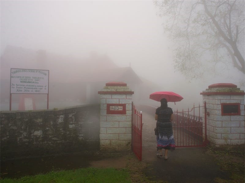 Mawsynram ở Ấn Độ là nơi ẩm ướt nhất thế giới. Lượng mưa hằng năm của ngôi làng này là 1.186 cm.