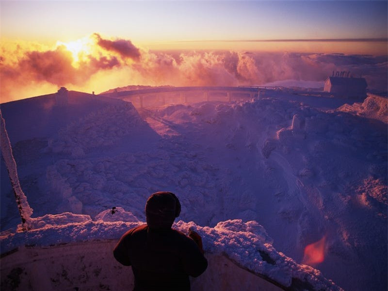 Vịnh Commonwealth ở Nam Cực có sức gió thổi mạnh tới hơn 240 km/h và là nơi lộng gió nhất hành tinh của chúng ta.