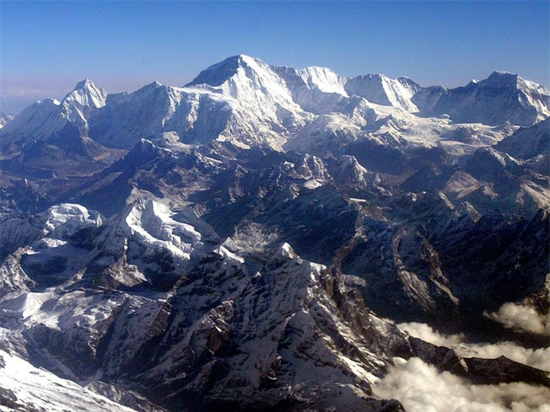 Núi Everest là đỉnh núi cao nhất thế giới. Ở độ cao này, sức ép không khí chỉ bằng 1/3 so với sức ép bình thường ở mực nước biển. Trên độ cao 8.000 mét là khu vực tử thần với sự sinh tồn của con người.