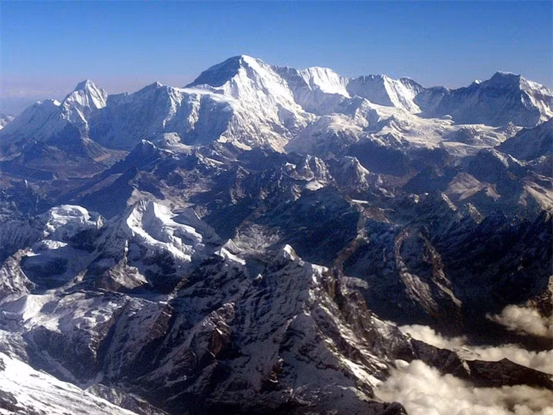 Núi Everest là đỉnh núi cao nhất thế giới. Ở độ cao này, sức ép không khí chỉ bằng 1/3 so với sức ép bình thường ở mực nước biển. Trên độ cao 8.000 mét là khu vực tử thần với sự sinh tồn của con người.